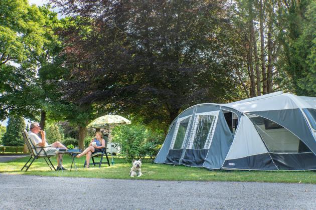 La Bien Assise tene avec chien 005